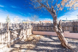 136 Fiesta St in Santa Fe, NM - Foto de edificio - Building Photo