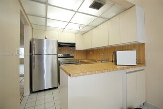 17890 W Dixie Hwy in North Miami Beach, FL - Building Photo - Building Photo