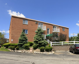 Executive Club in Woodmere, OH - Foto de edificio - Building Photo