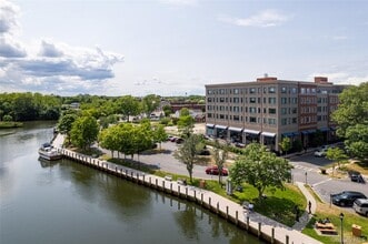 221 E Main St in Riverhead, NY - Building Photo - Building Photo