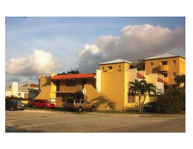 401 SW 37th Ave in Miami, FL - Building Photo - Building Photo