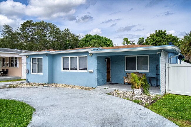644 SW 7th Ct in Hallandale Beach, FL - Building Photo - Building Photo