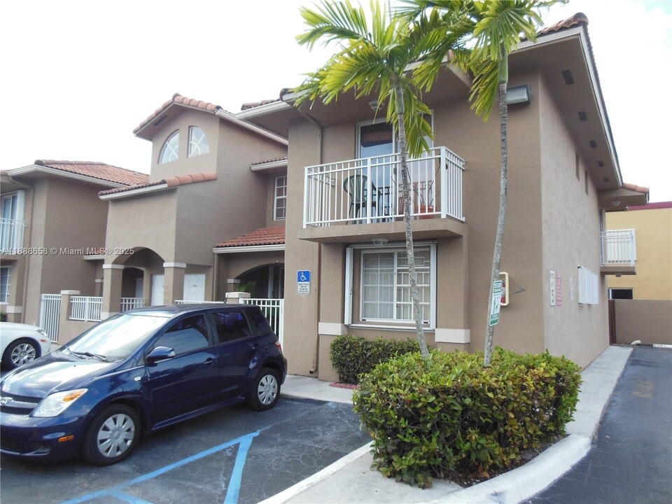 6951 W 29th Ave in Hialeah, FL - Building Photo
