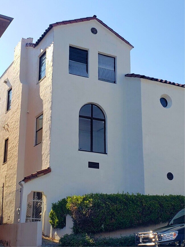 2631 S Manhattan Pl in Los Angeles, CA - Foto de edificio - Building Photo