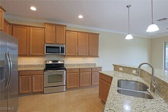 8100 Banyan Breeze Way in Ft. Myers, FL - Foto de edificio - Building Photo