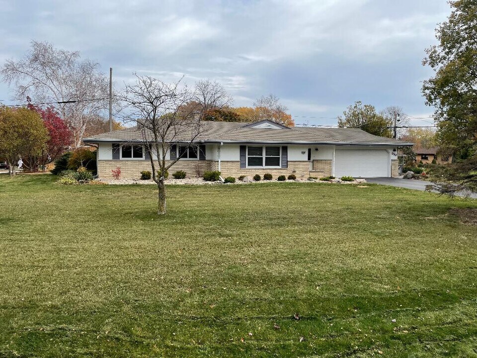 630 Wilson Dr in Brookfield, WI - Foto de edificio