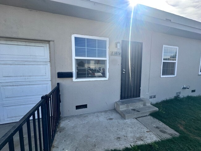 8739-8743 Firestone Blvd in Downey, CA - Foto de edificio - Building Photo