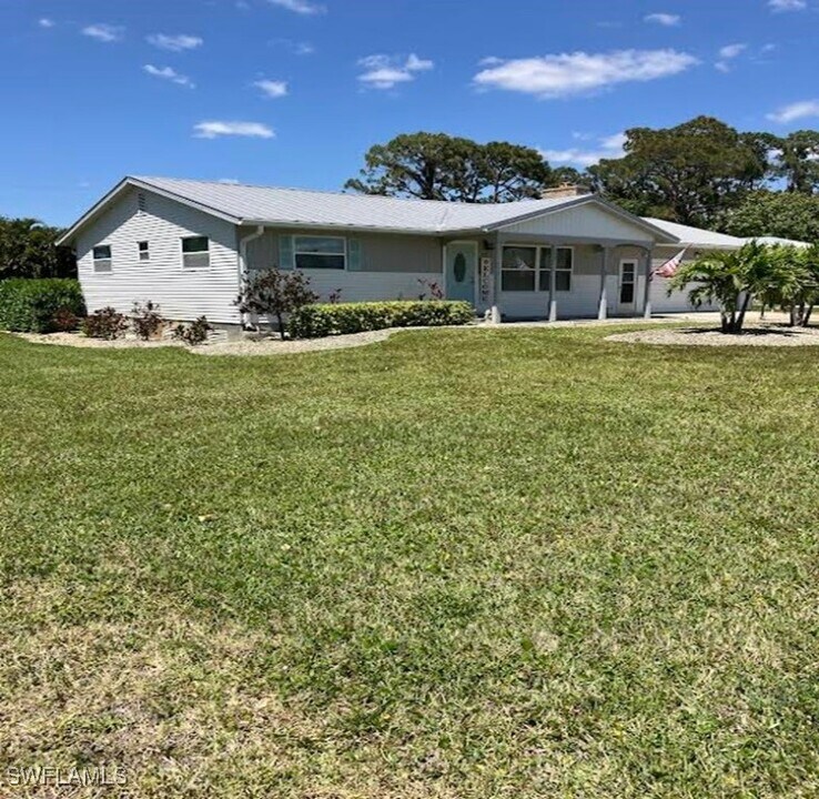 893 E Valley Dr in Bonita Springs, FL - Foto de edificio
