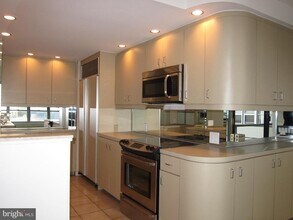 224 W Rittenhouse Square in Philadelphia, PA - Building Photo - Building Photo