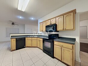 1285 Macon Hall Rd in Cordova, TN - Foto de edificio - Building Photo