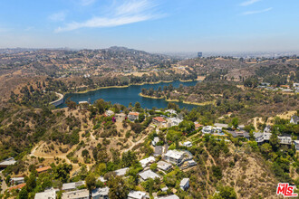 2742 Creston Dr in Los Angeles, CA - Foto de edificio - Building Photo