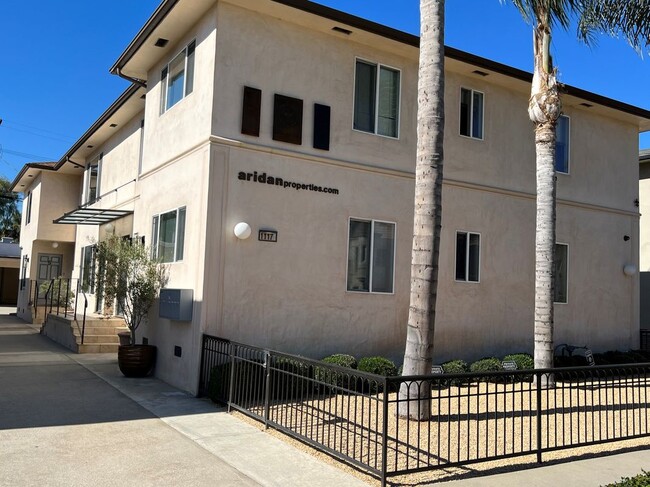 1117 Cochran Ave in Los Angeles, CA - Foto de edificio - Building Photo