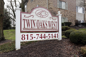 Twin Oaks West Apartments in Joliet, IL - Building Photo - Building Photo