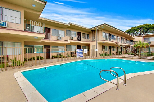 Kittridge Apartments in North Hollywood, CA - Foto de edificio - Building Photo