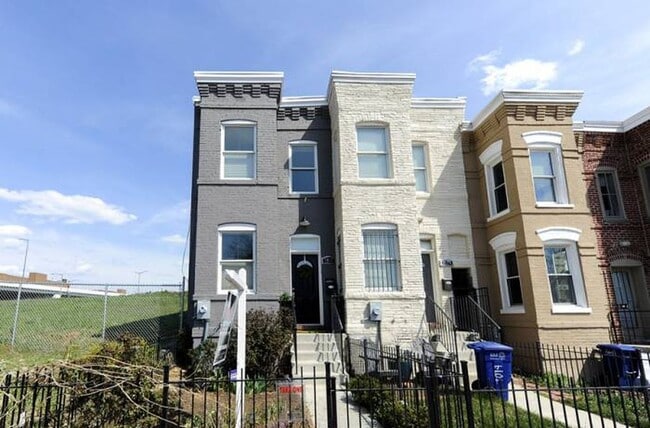 1012 7th St SE in Washington, DC - Foto de edificio - Building Photo