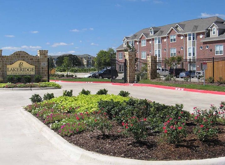 Lakeridge Townhomes in College Station, TX - Building Photo