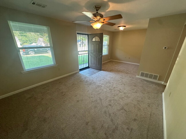 1045 E Rossiland Cir in Memphis, TN - Building Photo - Building Photo