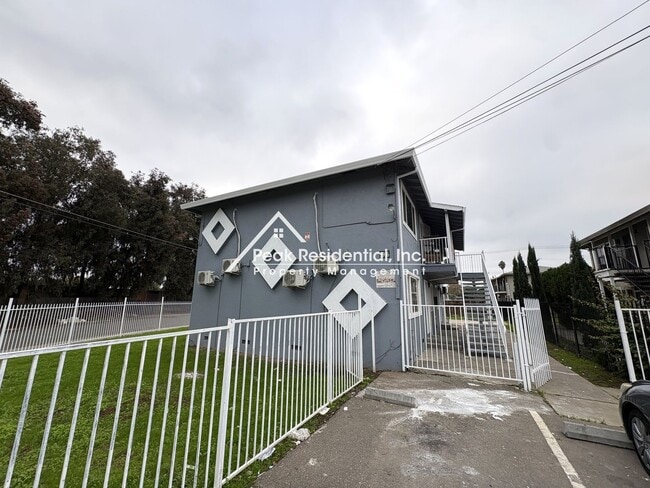 3916 42nd Ave in Sacramento, CA - Foto de edificio - Building Photo