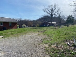 1620 Neals Creek Rd in Stanford, KY - Foto de edificio - Building Photo