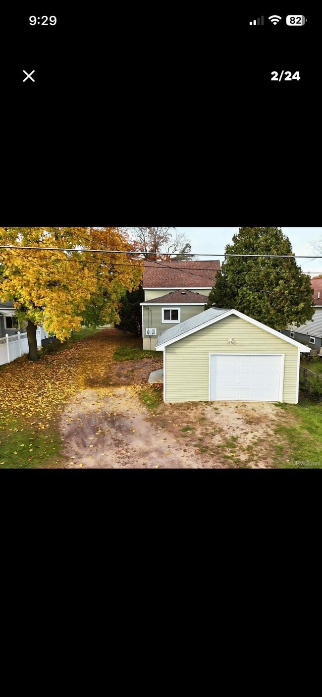 421 Michigan Ave in Gladstone, MI - Building Photo - Building Photo