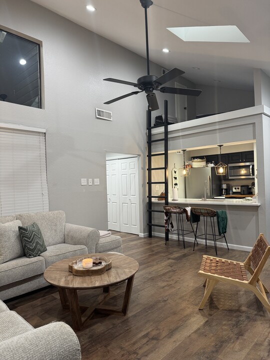 7525 Holly Hill Dr, Unit 7525 Holly Hill Dr. #8 in Dallas, TX - Foto de edificio