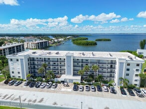 3165 N Atlantic Ave in Cocoa Beach, FL - Foto de edificio - Building Photo