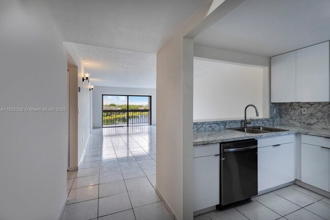 10290 NW 9th St Cir in Miami, FL - Building Photo - Building Photo