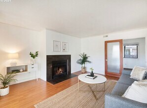 6600 SE Division St in Portland, OR - Foto de edificio - Building Photo