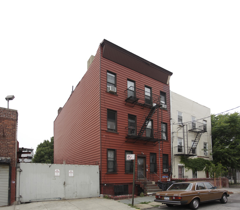 131 Dikeman St in Brooklyn, NY - Building Photo