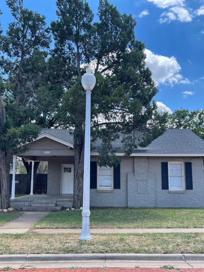 2215 14th St in Lubbock, TX - Foto de edificio - Building Photo