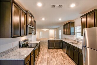 617 Riverdale Dr in Jarrell, TX - Building Photo - Building Photo