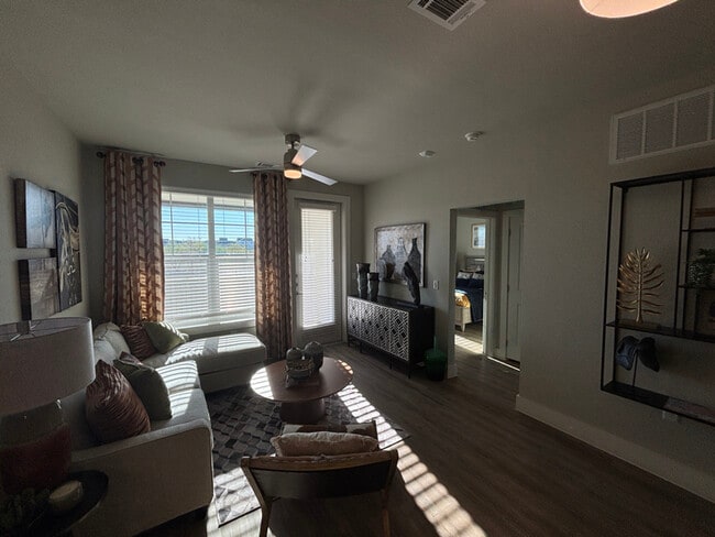 425 El Rio St in San Marcos, TX - Building Photo - Building Photo