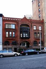 255 W 70th St in New York, NY - Building Photo - Building Photo