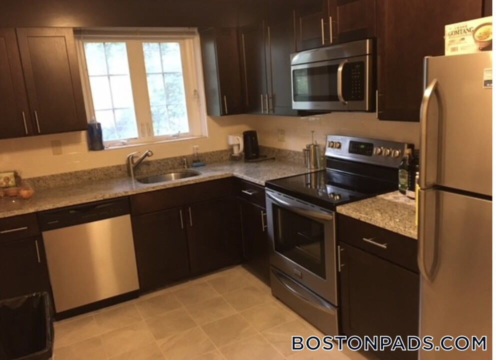 31 Captain Parker Arms in Lexington, MA - Building Photo
