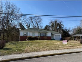 439 Hicks Cir in Clinton, TN - Building Photo