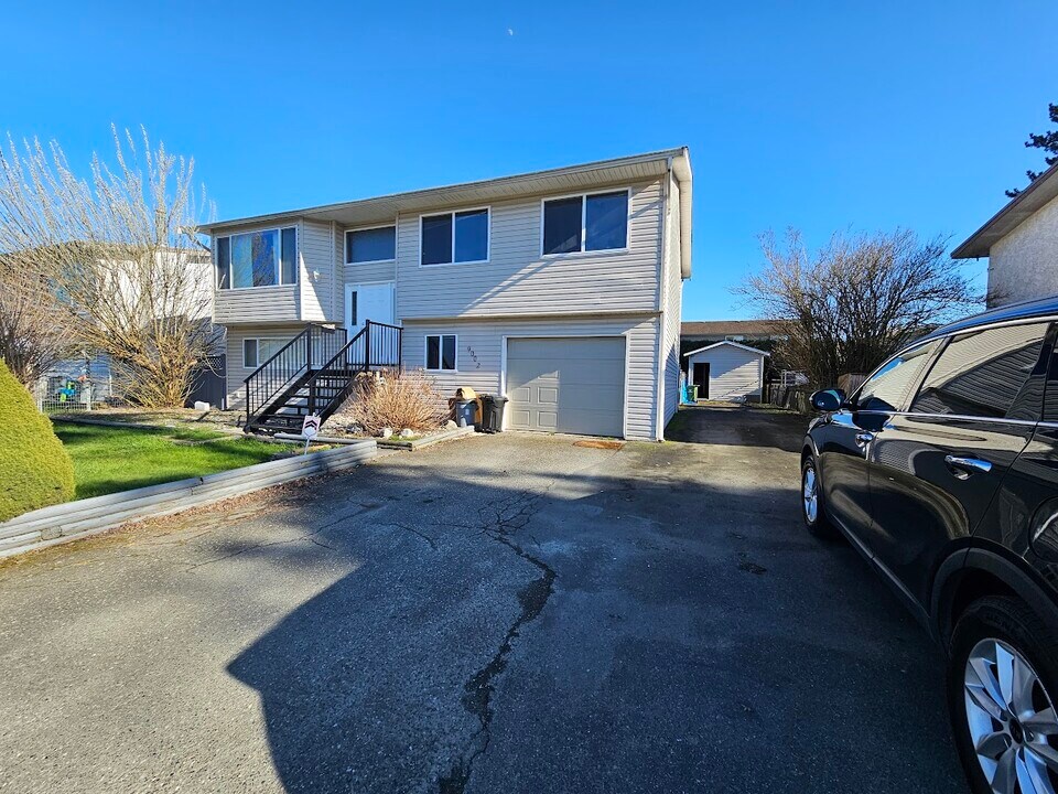 9002 Ashwell Rd in Chilliwack, BC - Building Photo