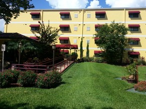 Casa San Pablo Apartments in Daytona Beach, FL - Foto de edificio - Building Photo