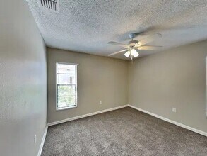 285 Millstone Dr in Palm Harbor, FL - Foto de edificio - Building Photo