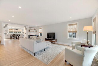 237 6th St in Greenport, NY - Building Photo - Building Photo