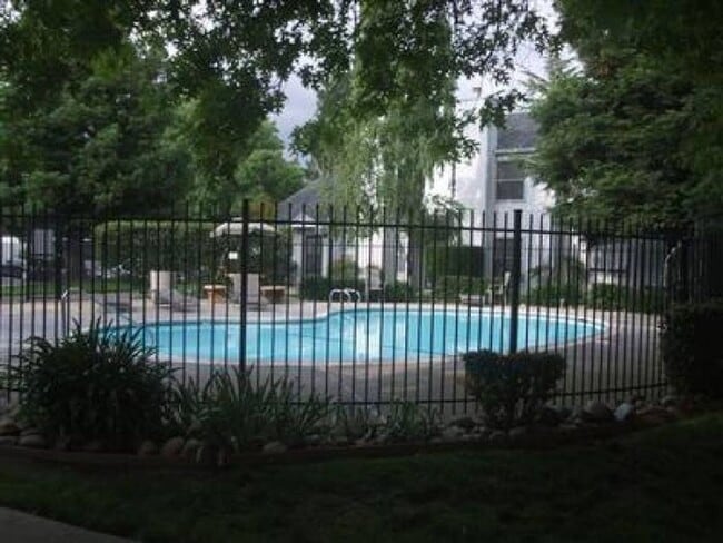 9153 Newhall Dr in Sacramento, CA - Building Photo - Building Photo