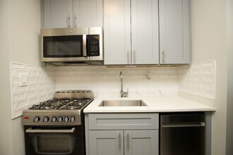 545 W Belmont Ave, Unit M6 in Chicago, IL - Building Photo - Building Photo