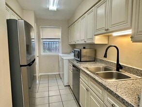 2116 Manson Ave, Unit D in Metairie, LA - Foto de edificio - Building Photo