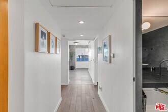 7135 Hollywood Blvd in Los Angeles, CA - Building Photo - Building Photo