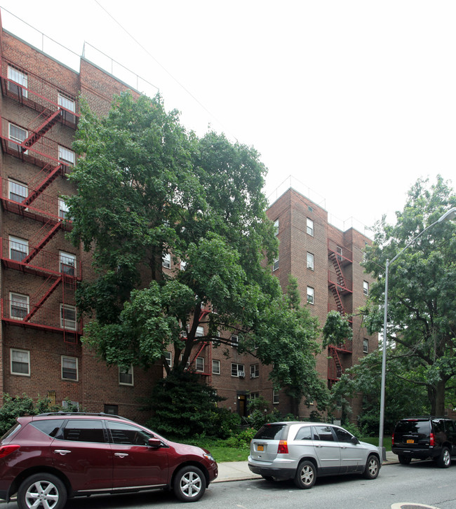 82-41 Hoover Ave in Jamaica, NY - Foto de edificio - Building Photo