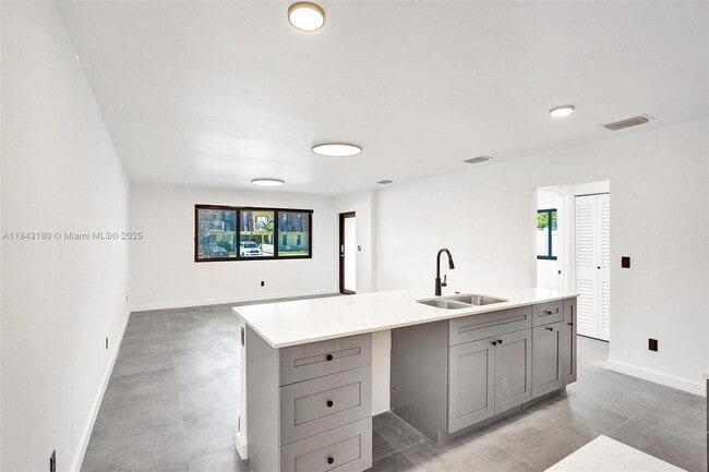 2255 NE 173rd St in North Miami Beach, FL - Building Photo - Building Photo