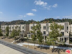 2700 N Current Wy in Los Angeles, CA - Building Photo