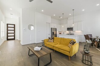 308 Queen Sude Ln in Houston, TX - Foto de edificio - Building Photo