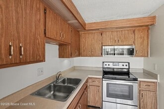 3915 Vista Oaks Cir NE in Palm Bay, FL - Foto de edificio - Building Photo