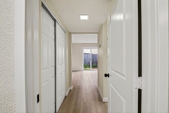 1250 S Brookhurst St, Unit 01 in Anaheim, CA - Foto de edificio - Building Photo