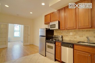 159 Christopher St-Unit -1 in New York, NY - Building Photo - Building Photo